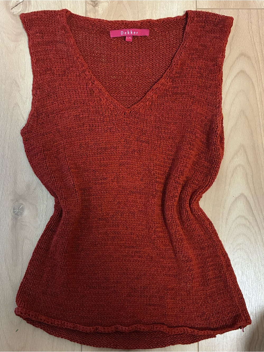 Dekker Women's V-Neck Sleeveless Knit Top - Rust